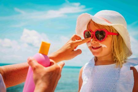 La peau des enfants face au soleil : démêler le vr