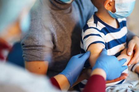Les enfants de moins de 4 ans peuvent être vacciné